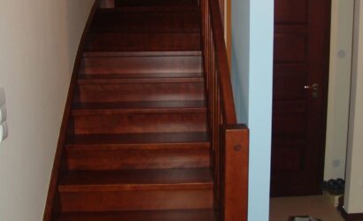 Drewniane schody z drewnianymi balustradami