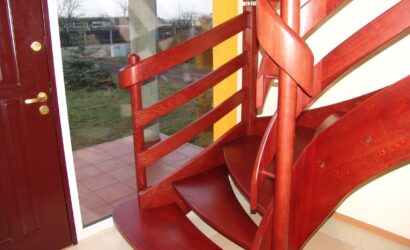 Drewniane schody z drewnianymi balustradami
