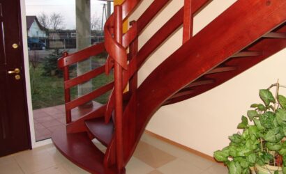 Drewniane schody z drewnianymi balustradami