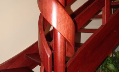 Drewniane schody z drewnianymi balustradami