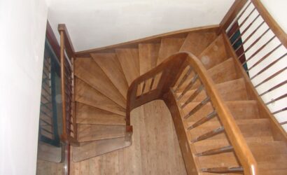 Drewniane schody z metalowymi balustradami