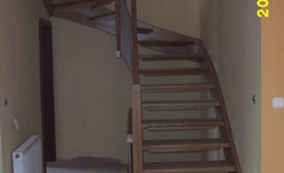 Drewniane schody z drewnianymi balustradami