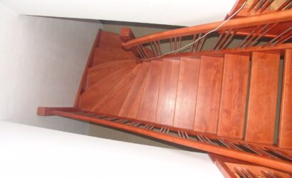 Drewniane schody z drewnianymi balustradami
