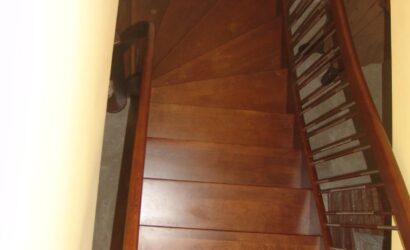 Drewniane schody z drewnianymi balustradami