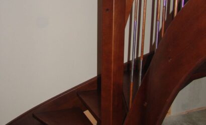 Drewniane schody z metalowymi balustradami