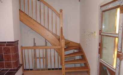 Drewniane schody z drewnianymi balustradami