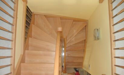 Drewniane schody z drewnianymi balustradami