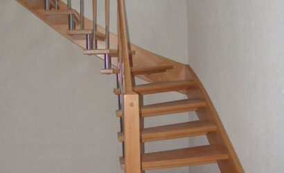 Drewniane schody z metalowymi balustradami