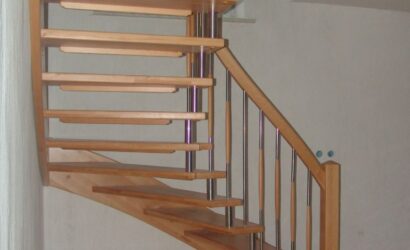 Drewniane schody z metalowymi balustradami