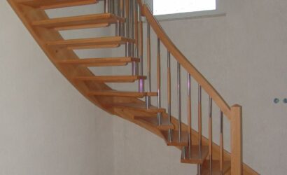 Drewniane schody z metalowymi balustradami