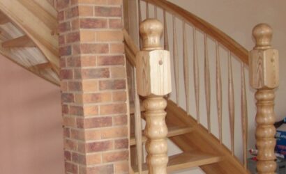 Drewniane schody z metalowymi balustradami