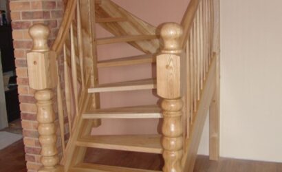 Drewniane schody z drewnianymi balustradami