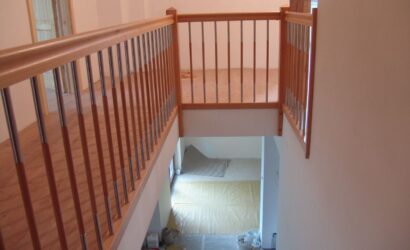 Drewniane schody z metalowymi balustradami