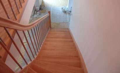 Drewniane schody z metalowymi balustradami