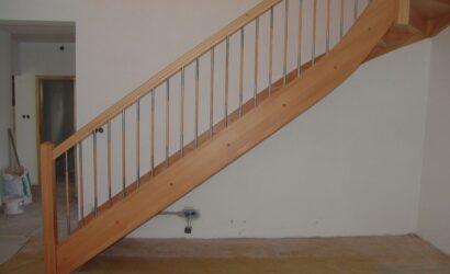 Drewniane schody z metalowymi balustradami