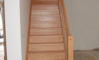 Drewniane schody z drewnianymi balustradami