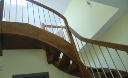 Drewniane schody z metalowymi balustradami