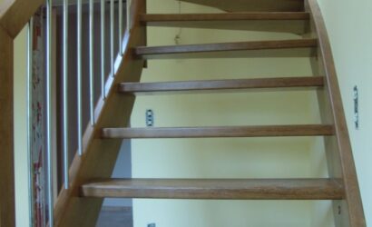 Drewniane schody z metalowymi balustradami