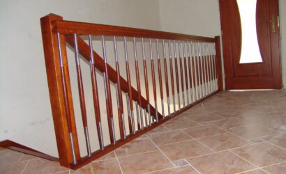 Drewniane schody z metalowymi balustradami