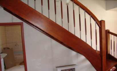 Drewniane schody z metalowymi balustradami