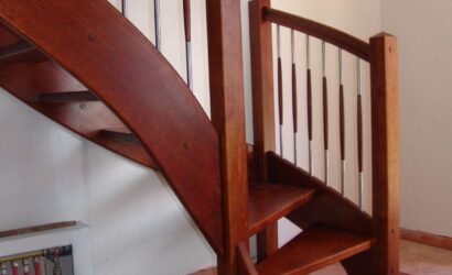 Drewniane schody z metalowymi balustradami