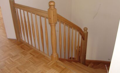 Drewniane schody z drewnianymi balustradami