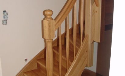 Drewniane schody z drewnianymi balustradami