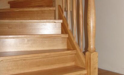 Drewniane schody z drewnianymi balustradami