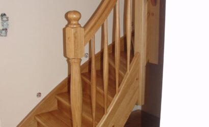 Drewniane schody z drewnianymi balustradami