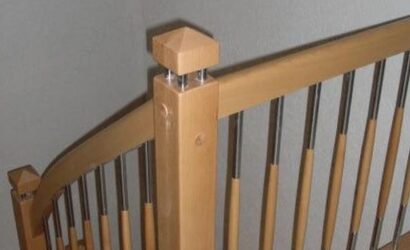 Drewniane schody z metalowymi balustradami