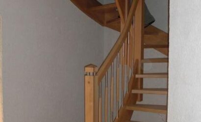 Drewniane schody z metalowymi balustradami