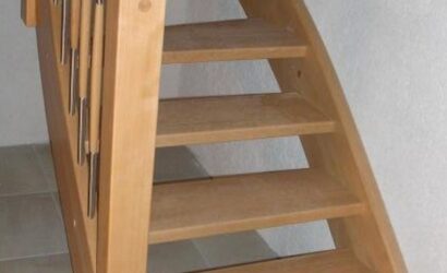 Drewniane schody z metalowymi balustradami