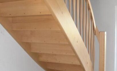 Drewniane schody z drewnianymi balustradami