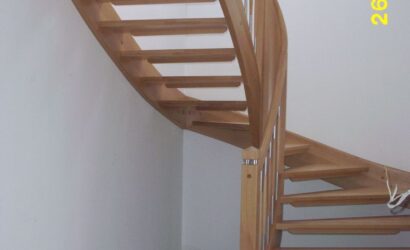 Drewniane schody z drewnianymi balustradami