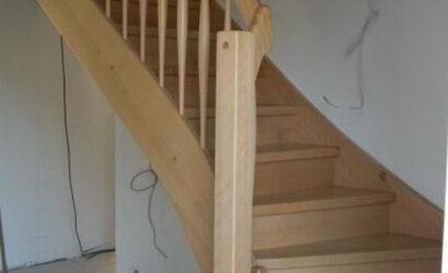 Drewniane schody z drewnianymi balustradami