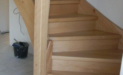 Drewniane schody z drewnianymi balustradami