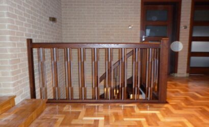 Drewniane schody z drewnianymi balustradami