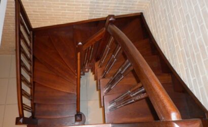 Drewniane schody z metalowymi balustradami