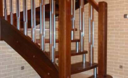 Drewniane schody z metalowymi balustradami