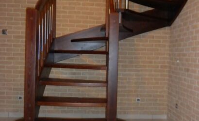 Drewniane schody z metalowymi balustradami