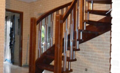 Drewniane schody z metalowymi balustradami