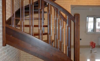 Drewniane schody z metalowymi balustradami