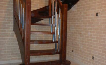 Drewniane schody z metalowymi balustradami