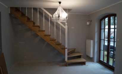 Drewniane schody z metalowymi balustradami