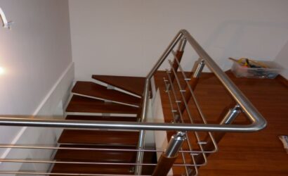 Schody policzkowe z metalowymi balustradami