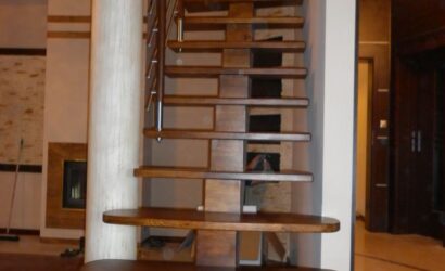 Schody policzkowe z metalowymi balustradami