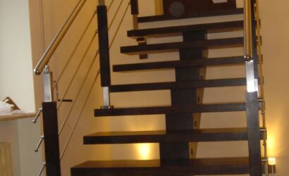 Schody policzkowe z metalowymi balustradami