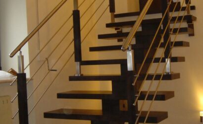 Schody policzkowe z metalowymi balustradami