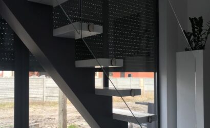 Schody na wandze ze szklanymi balustradami