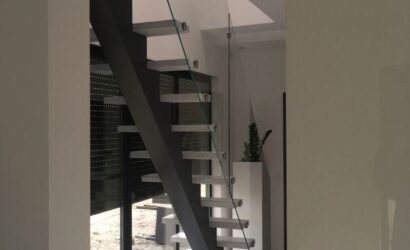 Schody na wandze ze szklanymi balustradami